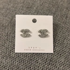 Glittriga örhängen Populära och moderna, tidlösa och fina  Accessories - Snygga och glittriga örhängen  Perfekta för att ge en touch av glamour till din outfit. De har en klassisk design som passar till många tillfällen.