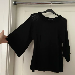 Söt svart topp - Söt topp med vida ärmar, väldigt fin passform 🖤🦨Lite emo/grunge-vibe! Från vintage Åhléns, inte genomskinlig men lite glansigt tyg som är skönt mot huden 🌻Storlek S men funkar på M också då den är stor! Jättefint skick! 