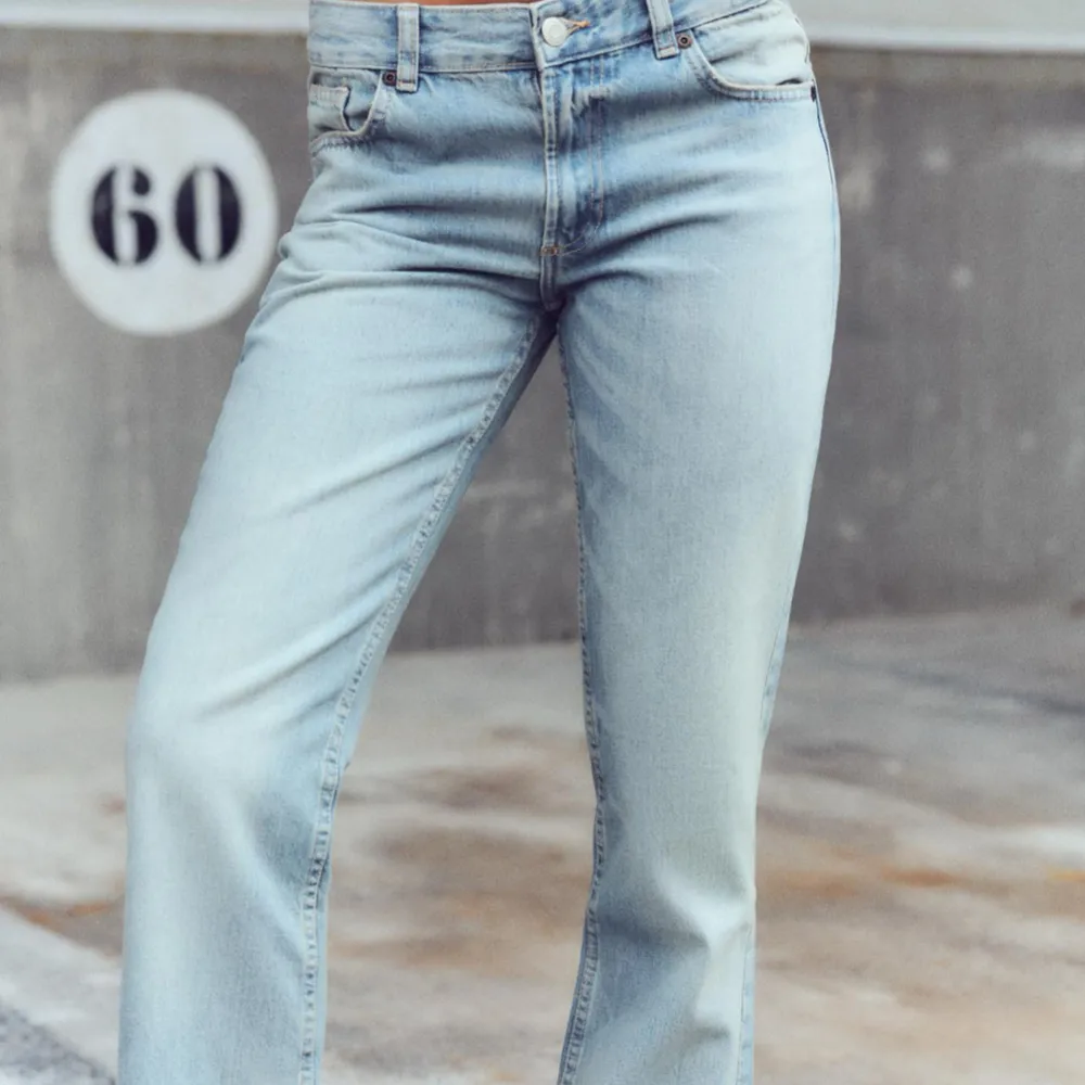 Zara jeans med bootcut-stil. Låga i midjan, använda fåtal gånger! Jag är kort och sytt upp de men det går att sprätta upp det (har inte klippt) . Farkut & Housut.