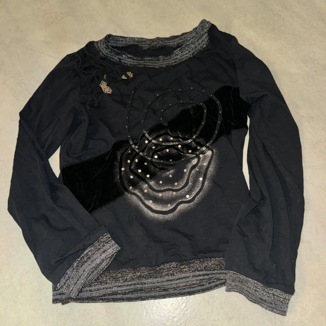 Svart långärmad tröja med unikt mönster