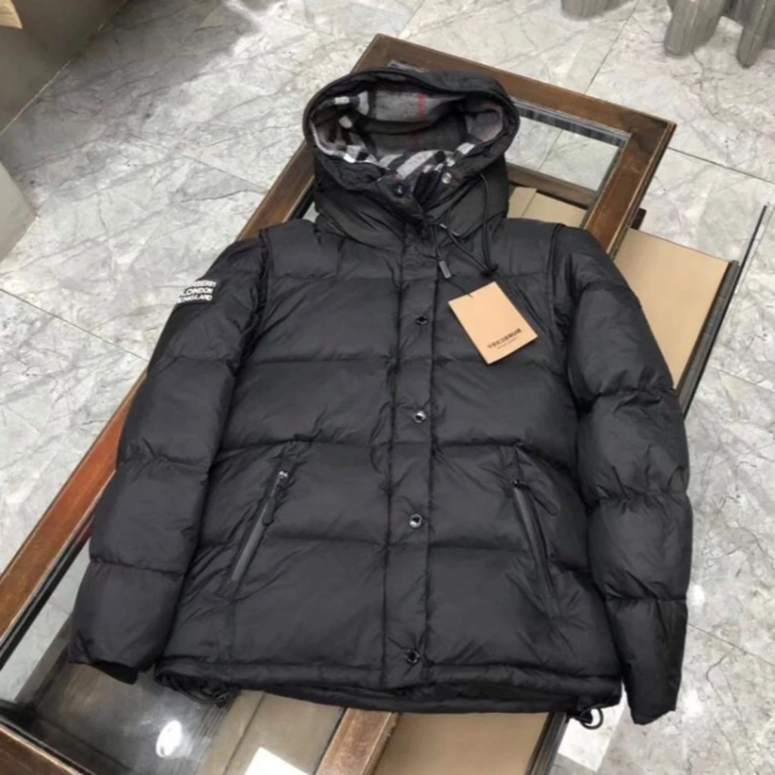 Svart dunjacka från Burberry