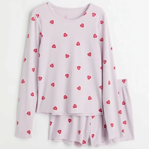 H&M pyjamas  - Ett pyjamas set som är ribbat, aldrig använt i storlek S. Är öppen för prisförslag ❤️
