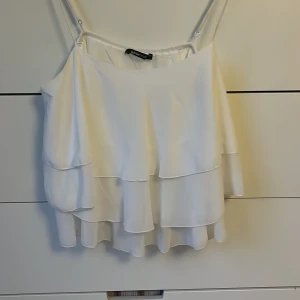 Jätte fint linne!🤗 - Super snyggt linne/blus från Gina, använt en gång så i super bra skick! 🥰är i storlek 40 men jag skulle säga att de passar som xs