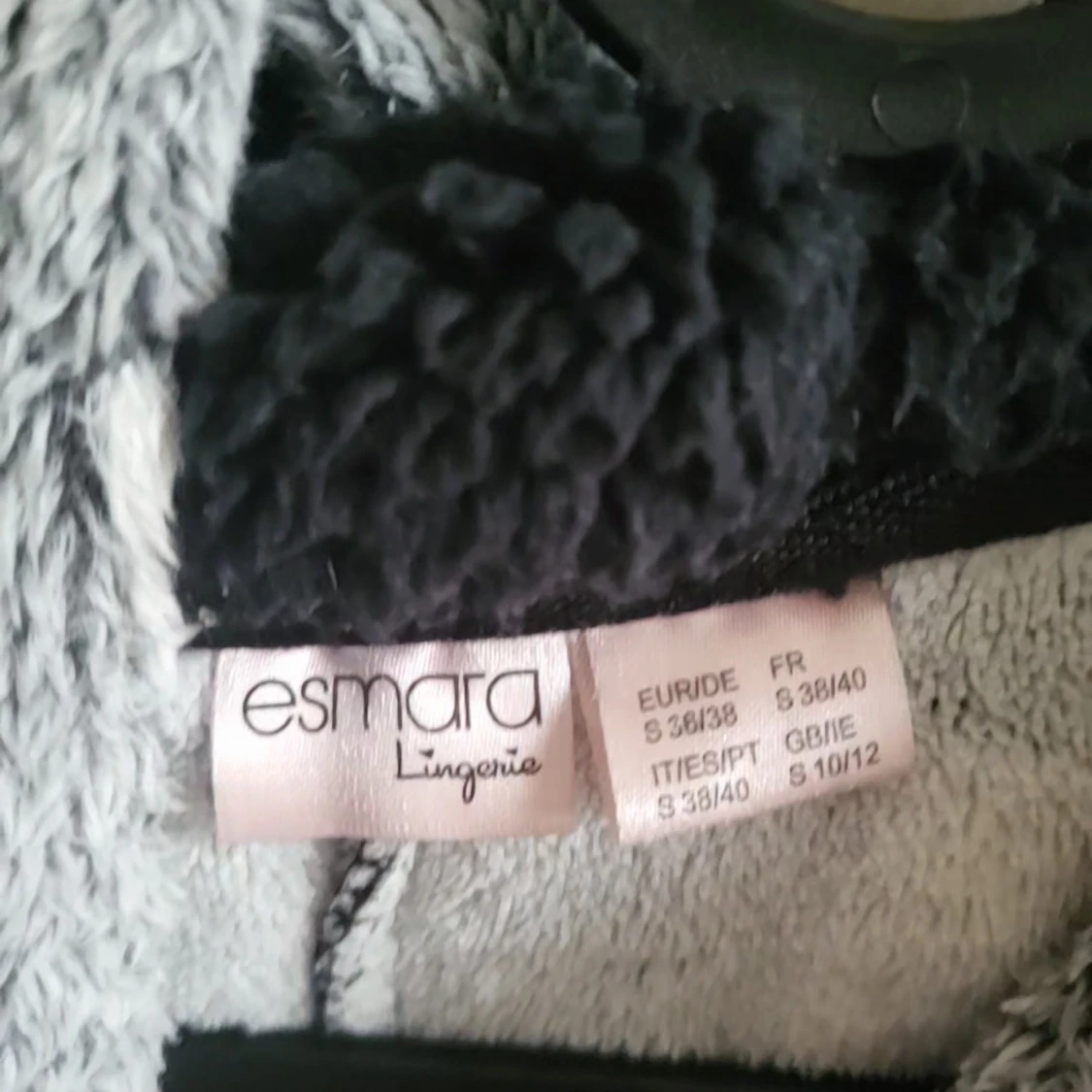 Grå onesie med hjärtmönster från Esmara - 92