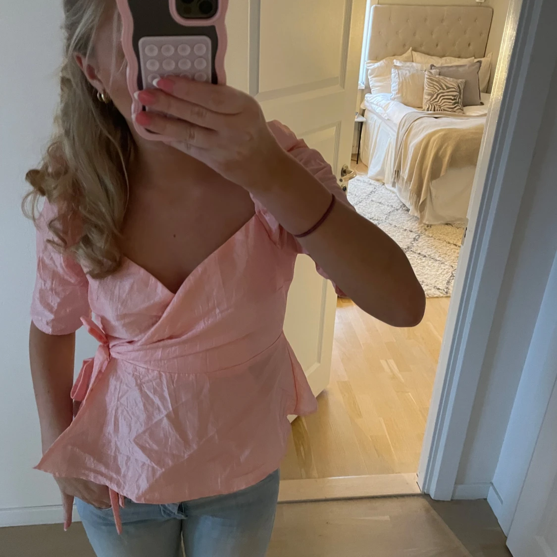 Rosa omlottblus med volangdetaljer - 90