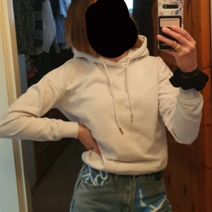 Vit hoodie från Urban Classics - Säljer en stilren vit hoodie från Urban Classics i storlek S. Hoodien har långa ärmar och en klassisk huva. Just nu har den inte något snöre.