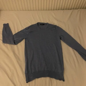 Ljusblå merinoull sweatshirt från J.Lindeberg - En schysst sweatshirt av J. Lindeberg gjord av merinoull. Riktigt skön och snygg. Storlek M. Nypris ligger runt 1300kr. Mindre defekter vid axeln (bild 4) som knappt syns vid användning.
