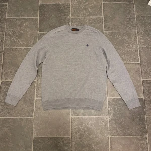 Morris merino tröja grå - Morris Merino tröja || Nypris runt 1500 || Storlek L, passar S då Morris är små i storlekarna. Be mig skicka bild eller mått för att vara säker på att det passar dig || Väldigt bra skick - inga tecken på användning || Tveka inte att höra av dig om du har frågor