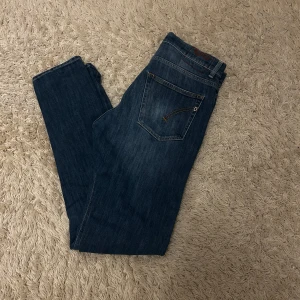 Dondup jeans - Säljer mina sjukt snygga Dondup jeans som endast är använda ett fåtal gånger och är i ett väldigt bra skick. De är köpta på NK för 2798 kr. Modellen heter Dian och är slim fit. Ifall ni undrar något är det bara att höra av sig.
