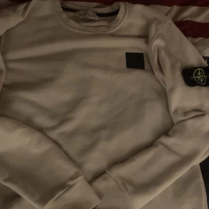 Stone island tröja - Vit stone island tröja i strl S/M passar längd ca 175-180 men kan tom passa 185                                                                                      Använd fåtal ggr max 5 ggr