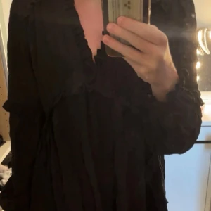 Blus  - Säljer min jättefina blus ifrån nakd pga att den är lite stor för mig. (Bilderna är lånade) blusen är väldigt fint skick och inga defekter💕