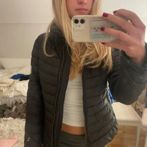  pufferjacka från Odd Molly - Snygg svart pufferjacka från Odd Molly i bra skick💕💕 skriv för frågor, storlek 0 vilket motsvara ungefär xs men den sitter perfekt på mig som är cirka 168 