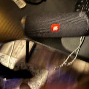 Jbl högtalare  - Säljer jbl högtalare knappt ett år gammal funkar som de ska.