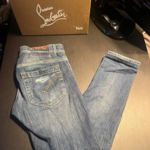 Blå Dondup George Jeans - Säljer nu ett par riktigt feta Dondup George jeans med snygga slitningar || Jeansen är i dunder skick och har inga defekter || Nypris 3000 mitt pris 749 || Hör av er om ni har frågor, pris kan diskuteras vid snabb affär!!