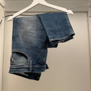 Replay jeans - Tjena! Säljer nu dessa par Replay jeans! Dom är i ett okej skick, dom har en stor fläck på en av fickorna på bak sidan! Pris kan diskuteras. Om ni vill ha bilder på fläcken eller undrar något annat så är det bara att hör av sig!😁