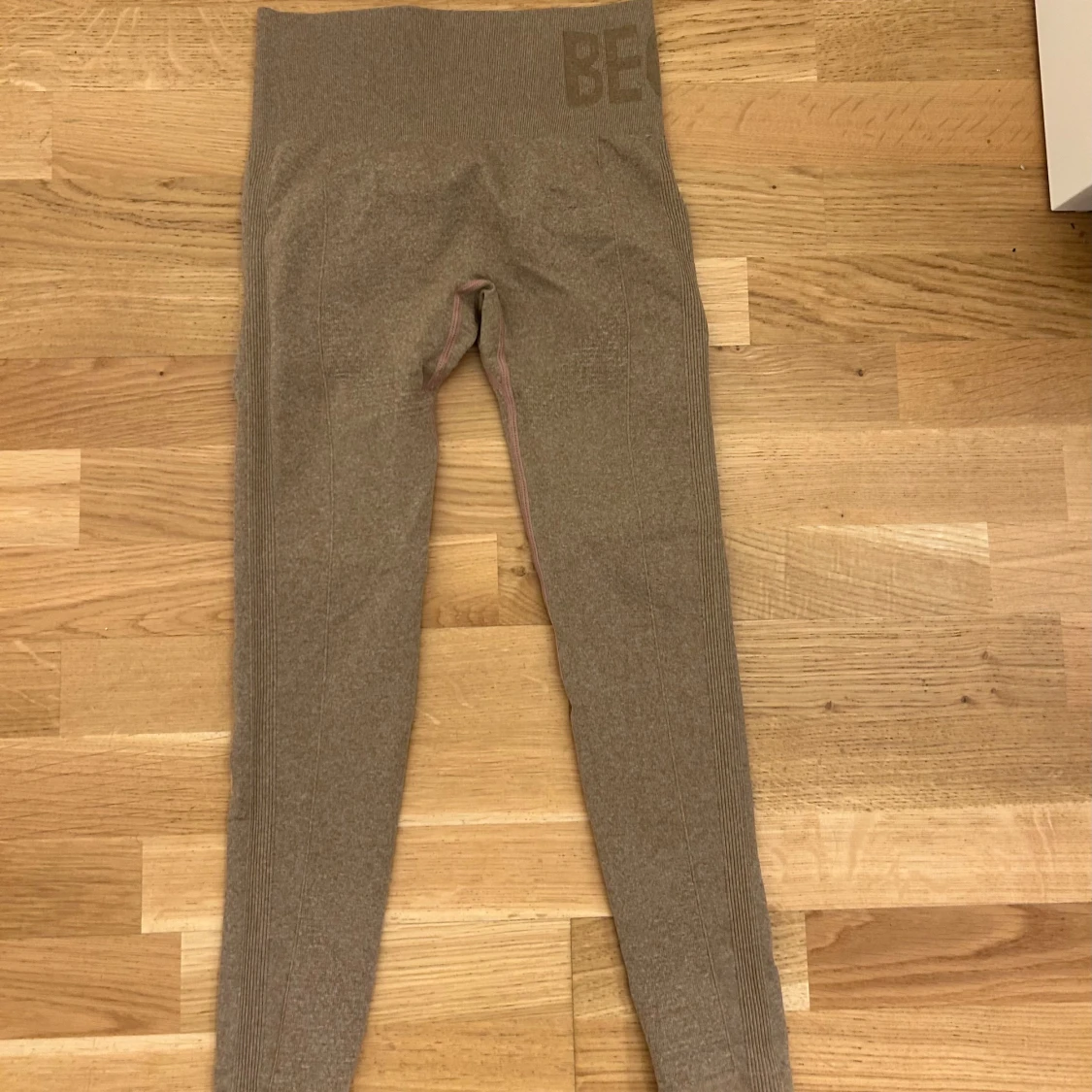 Bruna leggings med textdetalj