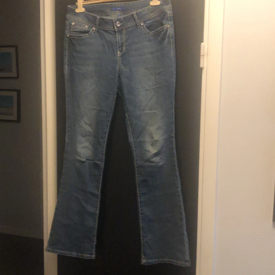 Blå jeans med broderade bakfickor med gems - 91