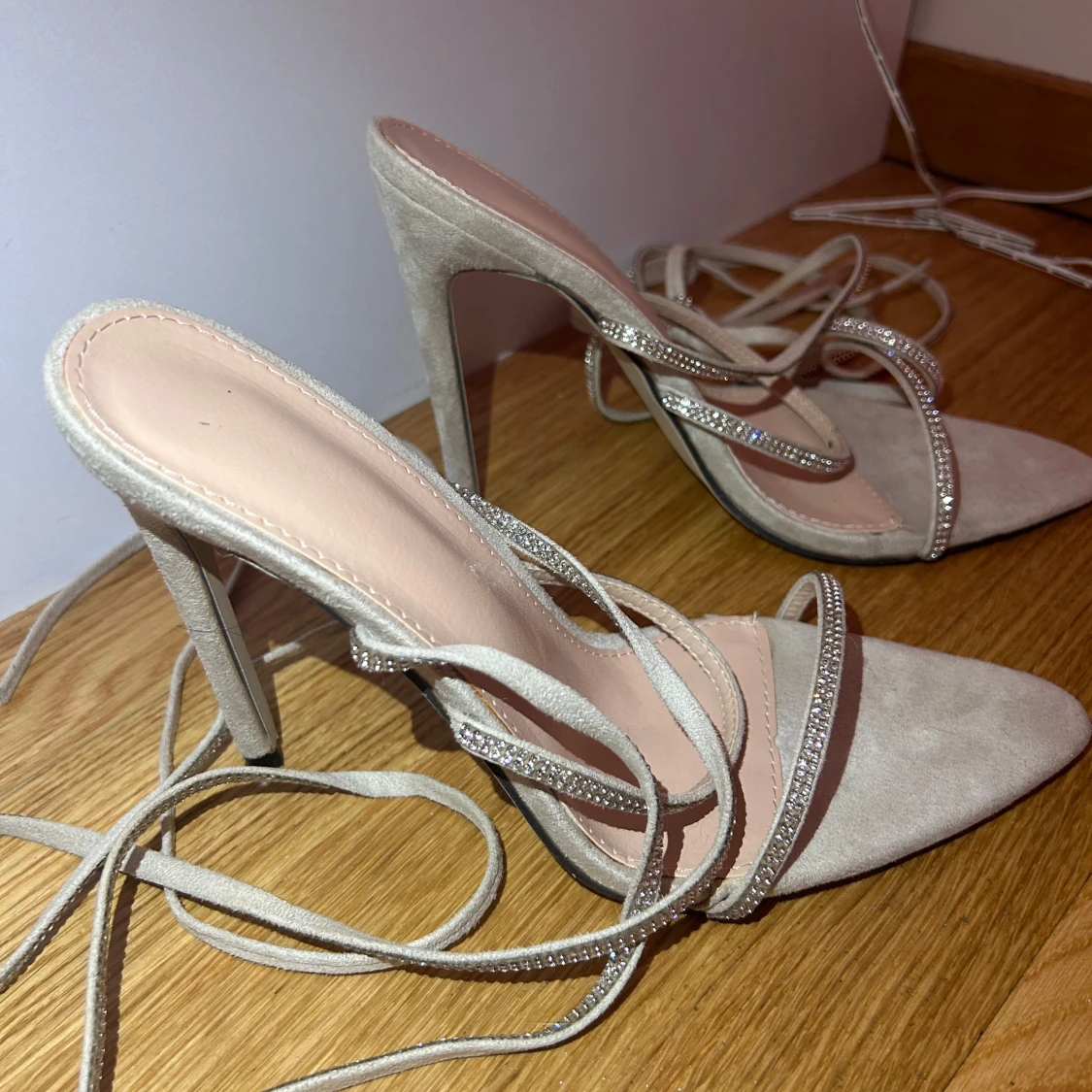 Beige sandaler med glittriga remmar - 93