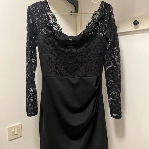 Klänning i spets - Jättefin klänning med ovandel i spets. Finns ett extra tyg på framsidan så att den ej är genomskinlig. Ryggen är genomskinlig. Nederdelen är snyggt rynkad. På nedre delen av klänningen har sömnen gått upp, därav lägre pris. Går att sy ihop!