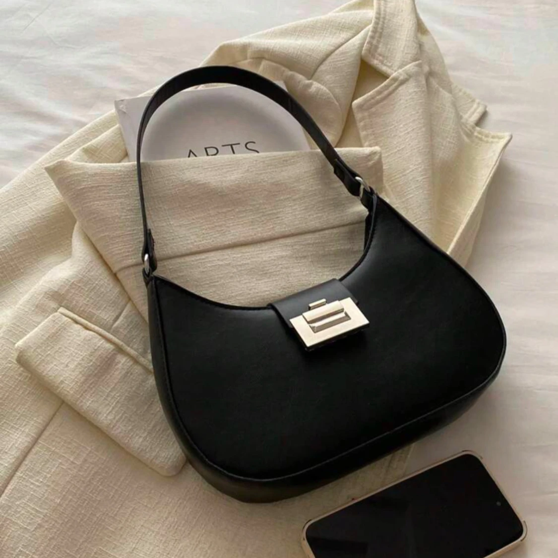 Svart axelväska med metallspänne - 92