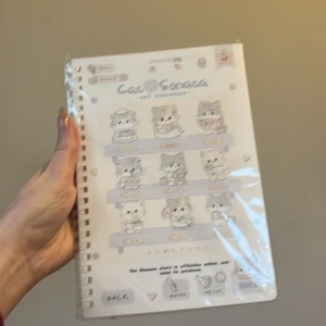 Cat Gorasa anteckningsbok - Charmig anteckningsbok med kattmotiv från Cat Gorasa. Perfekt för kattälskare som vill ha en söt och praktisk skrivbok. Spiralbunden med ett skyddande plastomslag. Idealisk för skolan eller jobbet.