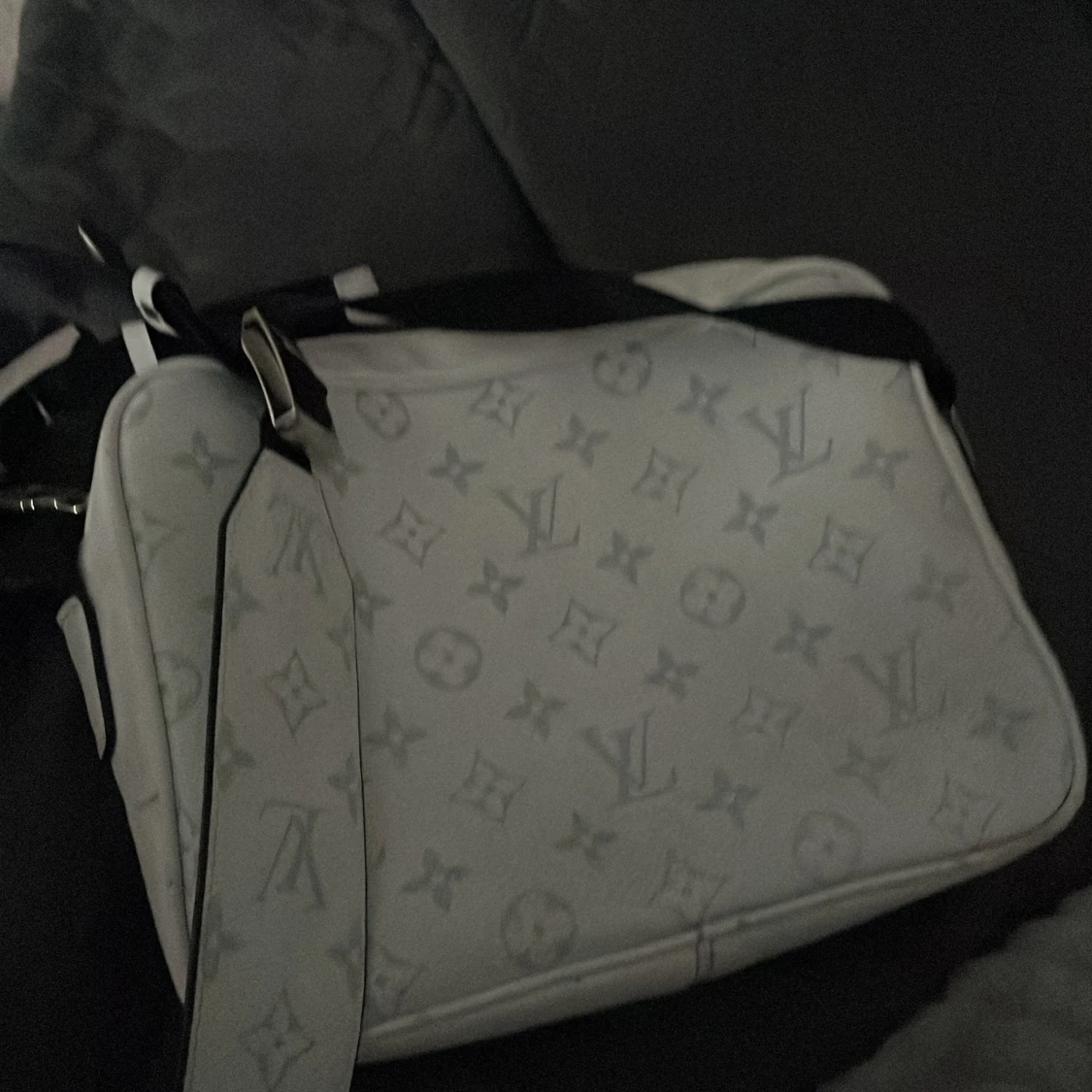 Vit axelväska med monogram - 91