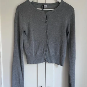 Finstickad kofta - Super fin kofta med långa ärmar och mjukt material, nopprar ej och i fint skick! Storlek XS men funkar som S. 