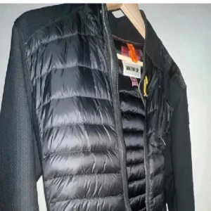 FÖRST TILL KVARN (800 vid snabb affär ) - kommer inte till användning, så gott som ny men   den har lite slitaget vid högra armen vid handleden och fick kedjan vid bröstet  håller inte ihop  Utöver det är jackan i ny skick                               INGA SKAM BUD