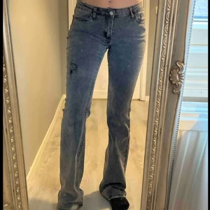Lågmidjade jeans - Low/mid waist jeans. Stretchigt material. Lite korta på mig som är 175. Bra skick😇