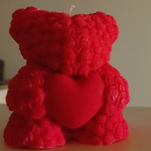 Röd nallebjörnsljus med hjärta - Charmigt rött ljus format som en nallebjörn, dekorerat med små rosor och ett hjärta i mitten. Perfekt som en söt dekoration eller present julklapp 🥰😊om ni köper 1 kostar 60 eller om ni vi köpa 2 kostar det 100 kr🥰så får ni 16% rabatt 