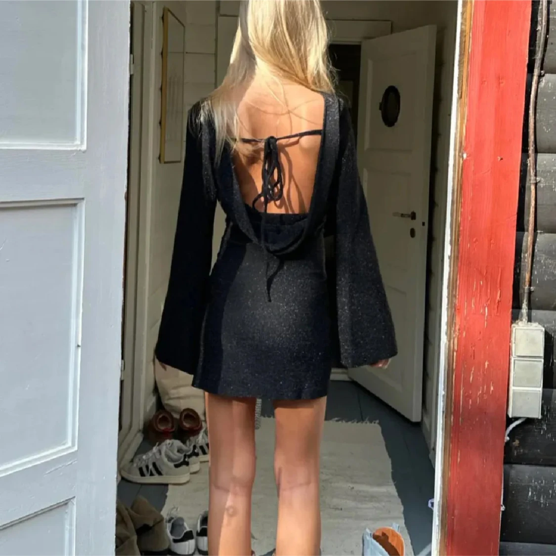 Svart glittrig klänning med öppen rygg - 90