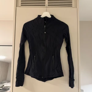 Lululemon define jacket - Snygg svart define jacka från Lululemon ⭐️Jackan har en figurnära passform och långa ärmar. Använd, men fint skick! Små slitningar på dragkedjan 
