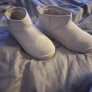 Vita uggs  - Säljer mina uggs pga jag inte använt dem mer än 2 ggr. Köpta för 550kr 