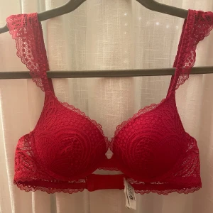 Röd BH - Jättesöt röd spetsbh från Lindex,  push up