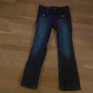 några bootcut jeans från h&m storlek 146/152 💗 - Säljer några mörkblå bootcut jeans pga blivit för små o inte används så mkt, några frågor? Skriv till mig❤️