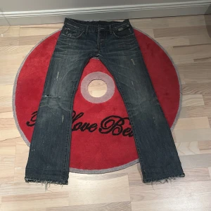 Jeans - Snygga mörkblå jeans från Dot & Stripe med slitna och andra sköna detaljer. Skriv om du söker mått elr flera bilder såklart!