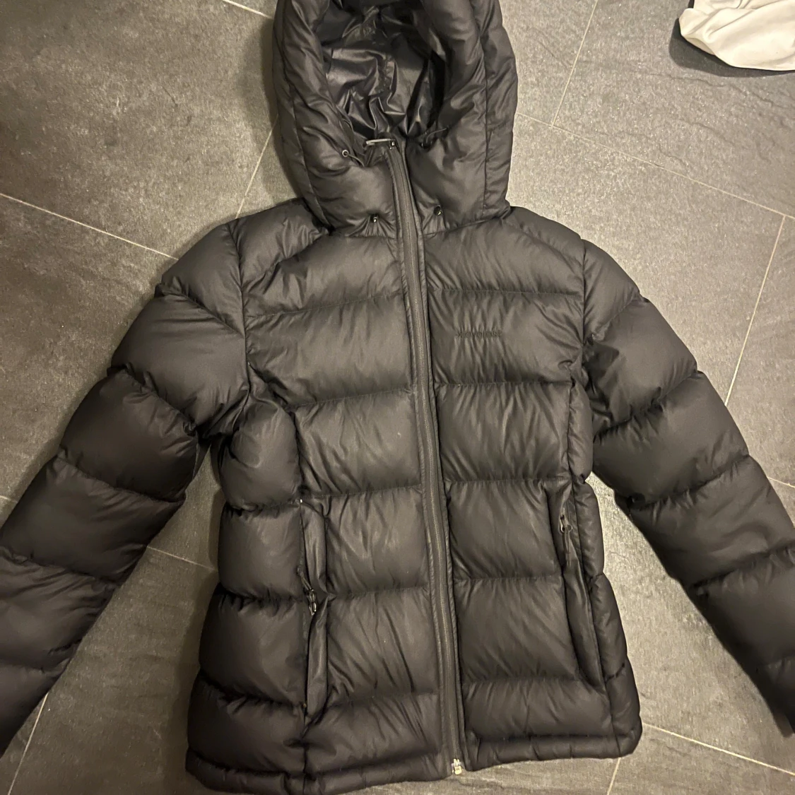 Svart dunjacka från Everest