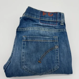 DONDUP GEORGE JEANS - - Dondup George jeans - storlek 31, benlängd: 92cm, midjemått: 37cm - Nypris runt 4000 - Kontakta för fler frågor eller funderingar // Deluxecloset 