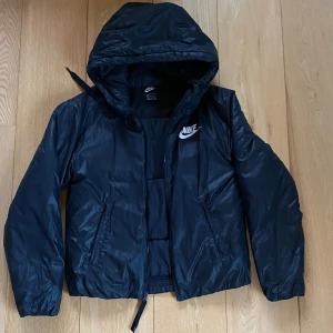 Svart dunjacka från Nike - Klassiska dunjackan från nike med stor luva.