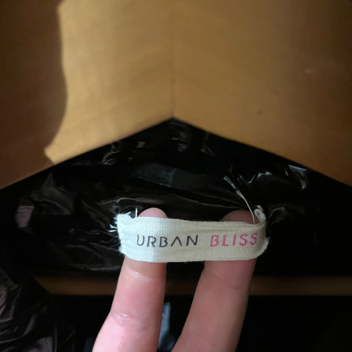 Svart glansig pufferjacka från Urban Bliss - 92