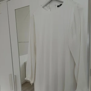 Ginatricot klänning!😍 - Väldigt fin klänning som används 1 gång innan, säljer den för att den inte används. Hör av er om ni vill ha bättre bilder!🩷