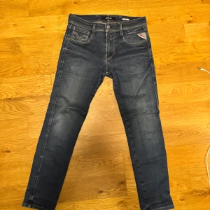 Replay ambass - Snygga blå jeans från Replay i modellen ambass.  Storlek 30/32. Va inte rädd att höra av er