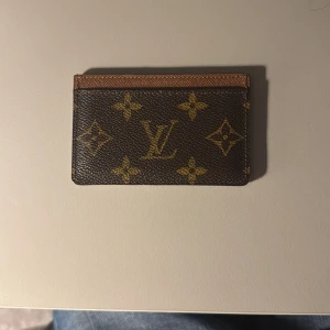 Louis Vuitton cardholder - Louis Vuitton cardholder. Stilren med klassiskt mönster perfekt för alla. Pris kan diskuteras, skriv PM för frågor!