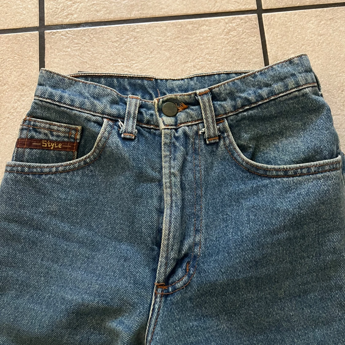Blå jeans med patchar från Style Jeans - 90
