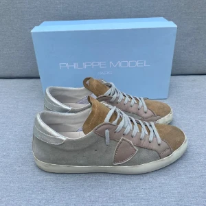 Philippe model skor  - Tjenare, säljer nu ännu ett par skor. Dessa skor är extremt unika pga dess color way❗️Philippe models är också väldigt efterfrågade och populära. Skicket är bra 8/10, Perfekta för våren så passa❗️❗️