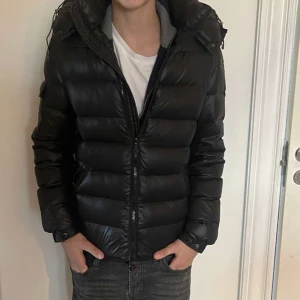 Moncler jacka  - En snygg moncler jacka i storlek L men är väldigt liten i storlek så sitter som S eller xs. Skicket på jackan är 7,5/10 och därav priset.