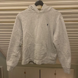 Ralph Lauren hoodie - Säljer denna stilrena hoodien från Polo Ralph Lauren i grått. Inga skador eller slitningar. Storleken är XL men sitter som M. Nypris är 1000-1100kr. Har du några funderingar om produkt eller pris är det bara att kontakta mig. Pris är alltid diskutabelt. Vi ses! ⭐️