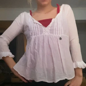 Vit blus - Så fin rätt så genomskinlig blus. Kommer tyvärr inte till användning. Fint skick! Okänt märke, står bara made in Italy.