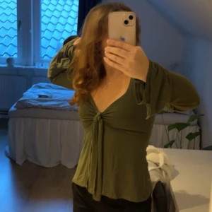 Grön knyttopp - Superfin grön Design by Si tröja i storlek XS/S. Köpte den på Vinted men säljer eftersom jag inte fått någon användning av den. Väldigt fint skick och superfin olivgrön färg!❤️