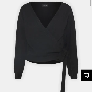 Svart omlottopp super snygg!!! - Snygg svart omlott topp som passar allt!!!. Aldrig använd